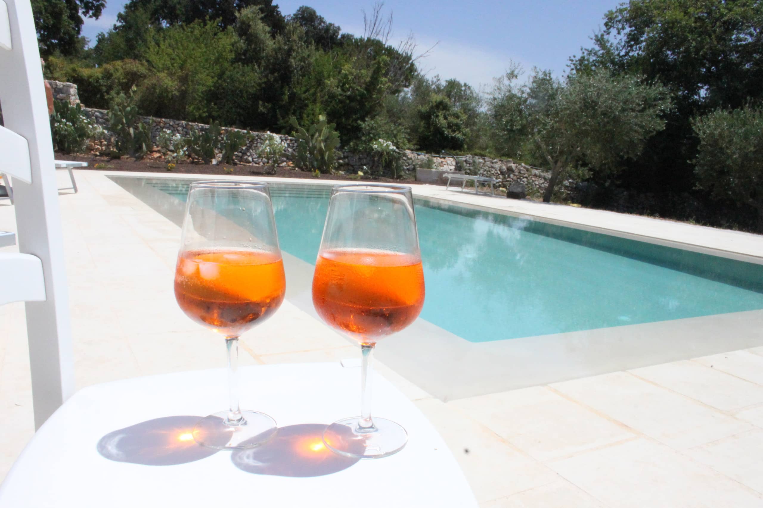Deux spritz servis au bord de la piscine