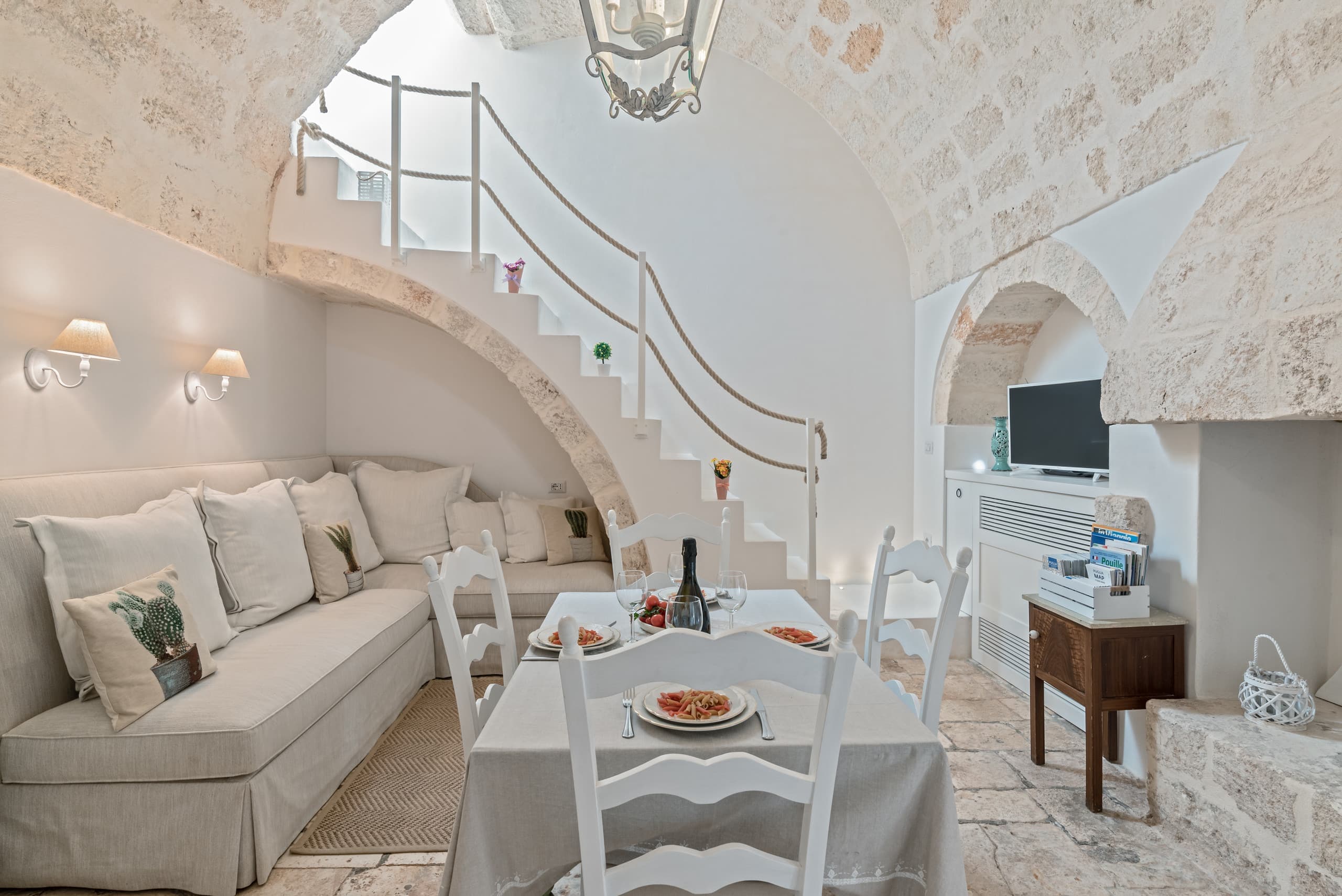 Le salon voûté de l'appartement et son escalier de pierre vers la terrasse