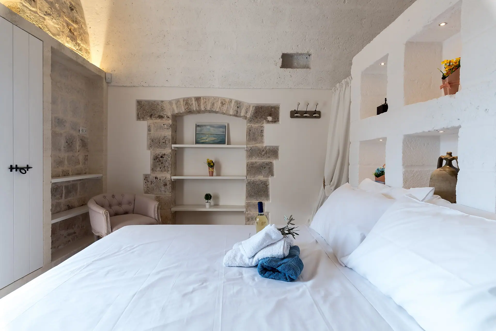 La chambre indépendante aux murs de pierre apulienne apparente
